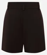 Short femenino ajustado de corte sastre, color marrón, con cierre delantero de cremallera y bolsillos delanteros.