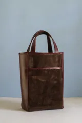 Bolso matero marrón con laterales de cuero color bordó y parte central de gamuza color chocolate.