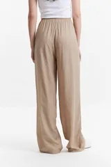 Pantalón negro de tiro alto con elástico y cordón regulable.