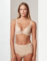 Soutien de micro tul y encaje color lila, marca Montelle. Bajo busto con aro y copa formada. Breteles fijos y de largo regulable. Abrocha detrás en tres posiciones.