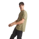 Remera de hombre color verde militar, de corte recto y manga corta.