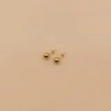 Par de aros tipo caravana con perlas blancas engarzadas en oro amarillo 18k.