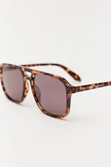 Lentes de sol aviador con montura de carey y lentes marrones.