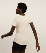 Remera deportiva color beige con mangas cortas y estampa "GYM" en el frente.