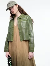 Campera corta de denim verde metalizado con botones a presión, cuello clásico y bolsillos con solapa en el pecho.