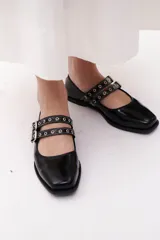 Ballerinas Mary Jane color cereza charol con punta cuadrada, doble tira con hebilla y ojalillos metálicos.