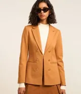 Blazer negro de punto roma con cuello solapa, cierre con ganchos, botones delanteros y forro de poliéster.