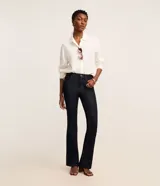 Pantalón bootcut de jeans color azul oscuro, con cintura alta, bolsillos delanteros y traseros, y cierre con botón y cremallera.