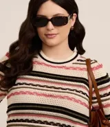 Blusa de punto ligero con cuello redondo, mangas cortas y rayas horizontales en negro, beige y blanco.