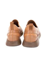 Zapato náutico color caramelo de cuero vacuno con textura delicada y acabado en color nácar. Diseño slip-on sin cordones con inserciones elásticas laterales y suela flexible con tecnología Antistress.