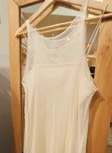 Vestido largo de red azul con lurex plateado, escote alto y corte recto. Incluye un forro corto independiente con escote recto y breteles finos.