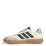Championes Adidas Court Block color crema con detalles en gris oscuro y suela marrón. Presentan las tres tiras características de la marca en los laterales.