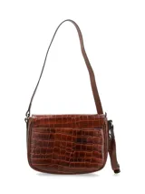 Cartera bandolera de cuero color marrón con textura tipo cocodrilo, cierre con hebilla y broche a presión, bolsillo interno con cierre y logo metálico de la marca.