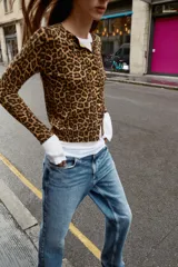 Chaqueta de punto con estampado animal, cuello redondo, manga larga, acabados en rib y cierre frontal con botones.