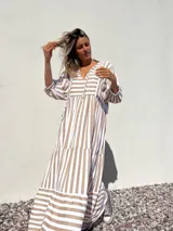 Vestido largo tipo túnica con rayas verticales color beige y crudo, escote en V con lazos y mangas 3/4.