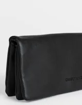 Billetera negra de cuerina con formato fichero, solapa con broche a presión y tag en relieve.