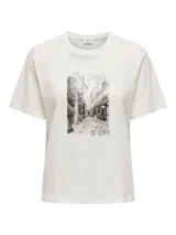 Remera blanca de corte recto y mangas cortas, con estampa fotográfica de una calle y la frase "The Streets of Love".