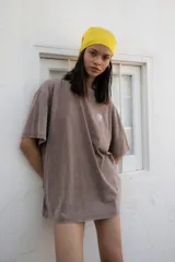 Remera marrón de corte oversize con estampa trasera con la palabra 'Uruguay' y logo delantero.