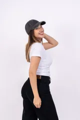 Remera corta de punto canalé color rosa, con cuello redondo y botones decorativos.