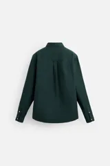 Camisa azul marino de corte regular fit, confeccionada en tejido de algodón Oxford. Tiene cuello abotonado, manga larga con puños abotonados, bolsillo de parche en el pecho y cierre frontal con botones.