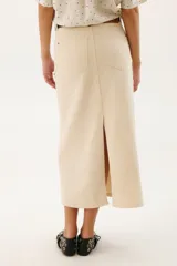 Falda midi color beige, de corte recto y tiro alto.