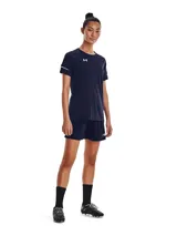 Remera deportiva de manga corta, color azul marino, con cuello redondo y corte raglán. Presenta el logo de Under Armour en blanco en el pecho y detalles de franjas blancas en las mangas.