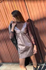 Vestido corto color plateado, con escote en V y espalda descubierta.