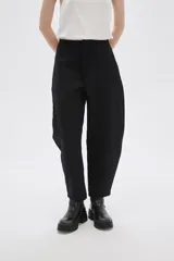 Pantalón blanco de poliéster, corte ancho, tiro alto y bolsillos laterales.