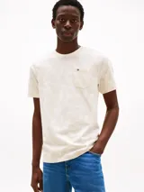 Remera de algodón color crema con estampado de hojas en tonos beige y bolsillo en el pecho con logo de Tommy Hilfiger bordado. Corte clásico y cuello redondo.