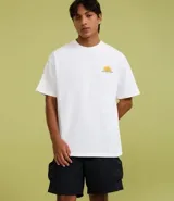 Bermuda cargo para hombre, color negro, confeccionada en tejido tecnológico de poliamida. Presenta cintura elástica con cordón ajustable y bolsillos laterales funcionales.