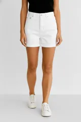 Short de jean blanco de calce medio con bolsillos.