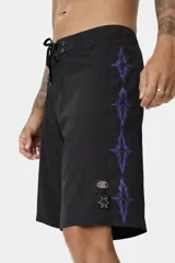 Short de baño negro con cordón de ajuste blanco en la cintura. Presenta un estampado vertical de figuras abstractas en color violeta y un logo estilizado en blanco en el lateral derecho. En el ruedo inferior izquierdo tiene un pequeño logo circular y una estrella de cinco puntas.