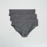 Pack de tres slips grises lisos con cintura elástica.