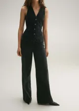 Pantalón de jean negro de tiro alto, corte wide leg, con cinco bolsillos, trabillas y cierre frontal con cremallera y botón.