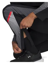 Pantalón deportivo Under Armour para hombre, modelo Velociti Storm, color negro con detalles en gris y rojo. Confeccionado en tejido ligero e impermeable.