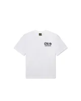 Remera blanca de manga corta con cuello redondo y estampado pequeño en el pecho con el logo de la marca y un diseño gráfico.