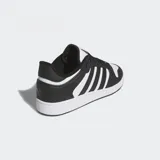 Championes Adidas Centennial RM, de caña baja, color negro con detalles en blanco. Presentan las tres tiras clásicas de Adidas en los laterales y suela de goma blanca.