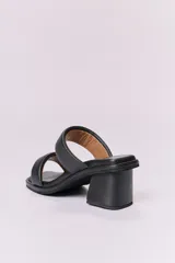 Sandalias negras de cuero con dos tiras anchas y taco cuadrado.
