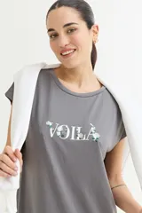 Vestido corto color verde oliva con estampado de dos rostros en color blanco.