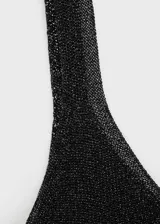 Top lila de tejido de punto fino con lúrex, cuello pico y tirantes finos.