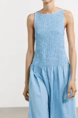 Vestido midi con estampado de cuadros vichy celestes y blancos, cuello redondo y sisa.