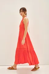 Vestido midi color coral con escote halter, volados en el cuello y ruedo con volado.