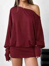 Vestido corto elastizado color bordó, asimétrico, con manga larga y hombro al descubierto.