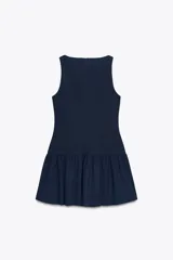 Vestido corto azul marino sin mangas, con cuello redondo, falda fruncida con lazos decorativos y cierre trasero con cremallera oculta.
