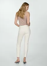 Pantalón de jean color crudo, de corte slim, tiro medio y diseño crop.