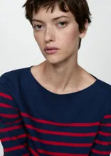 Camiseta de manga larga azul marino con rayas horizontales rojas y cuello barco.