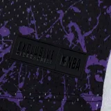 Musculosa de básquet negra con detalles en amarillo y violeta, con el logo de la NBA en el pecho y el nombre del equipo "Lakers" y el número "23" estampados en el frente.
