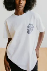 Remera blanca de algodón orgánico, manga corta y cuello redondo, con el logo de The Rolling Stones (lengua y labios) estampado en gris oscuro en el pecho izquierdo.