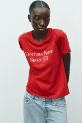 Camiseta roja de algodón con cuello redondo, corte regular y mangas cortas. Estampado frontal con el texto "Ventura Point Since 1974 California" en color blanco.