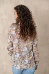 Camisa de manga larga con cuello clásico y estampado floral en tonos celeste, amarillo y violeta.